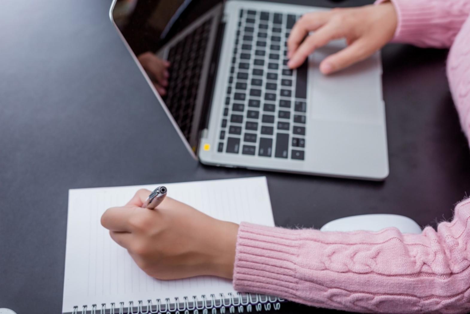 Strumenti professionali per makeup avanzato disposti con precisione su superficie neutra