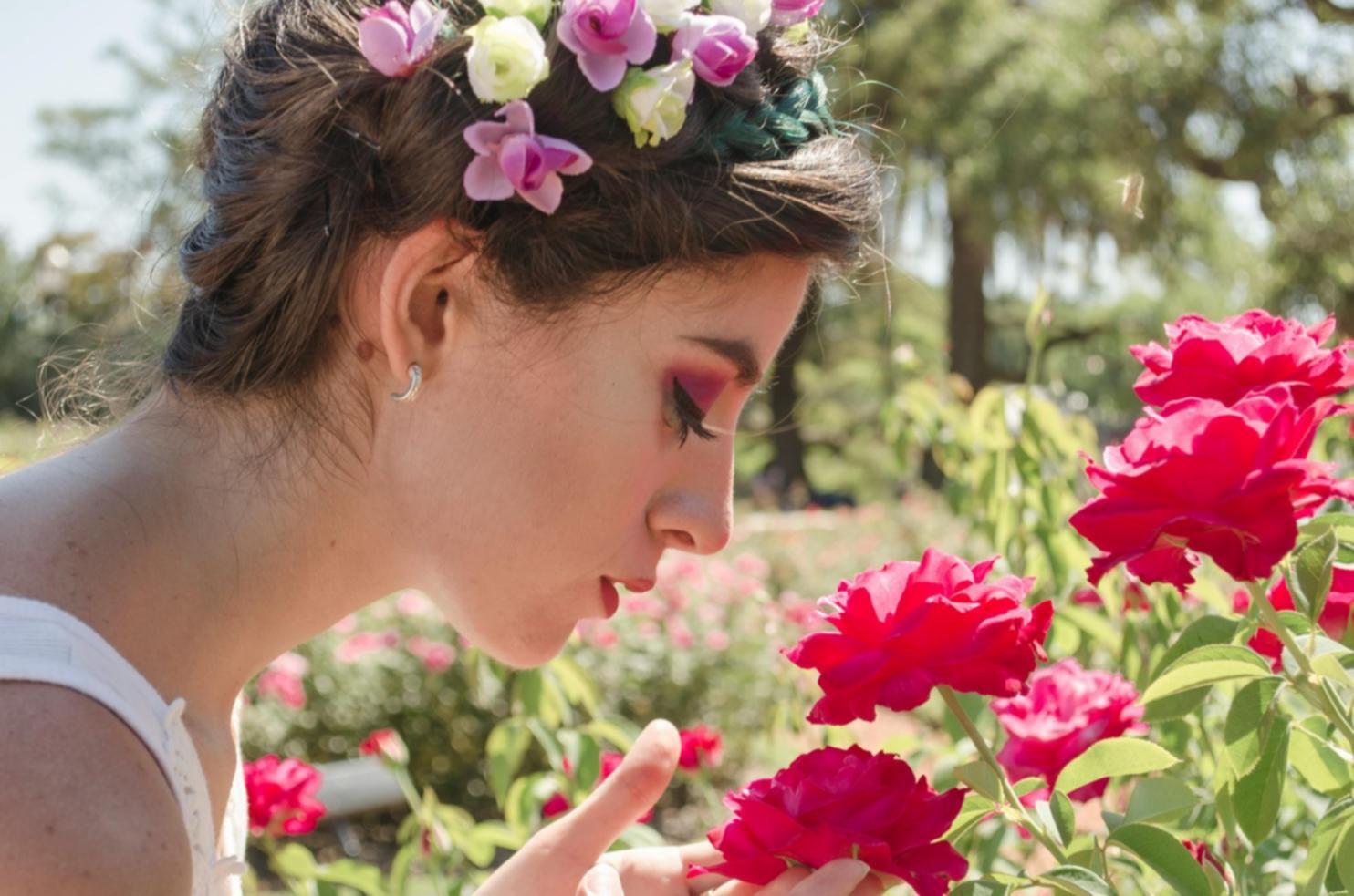 Palette di colori professionale per makeup con texture diverse e strumenti di precisione