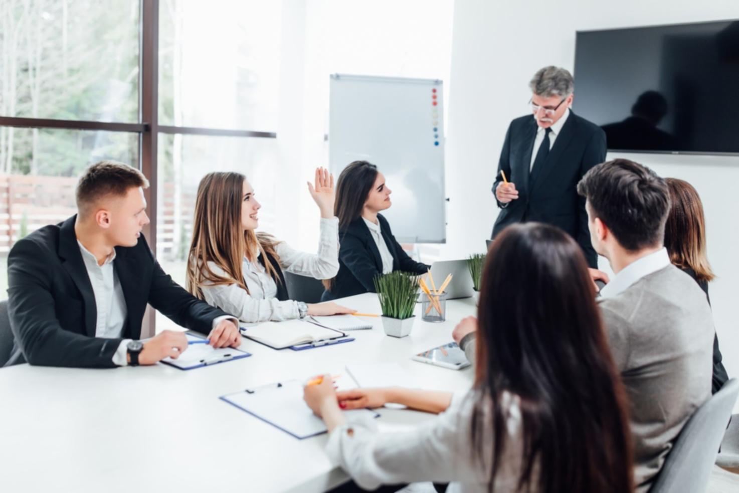 Studio di makeup avanzato con strumenti professionali e palette colori per tecniche moderne