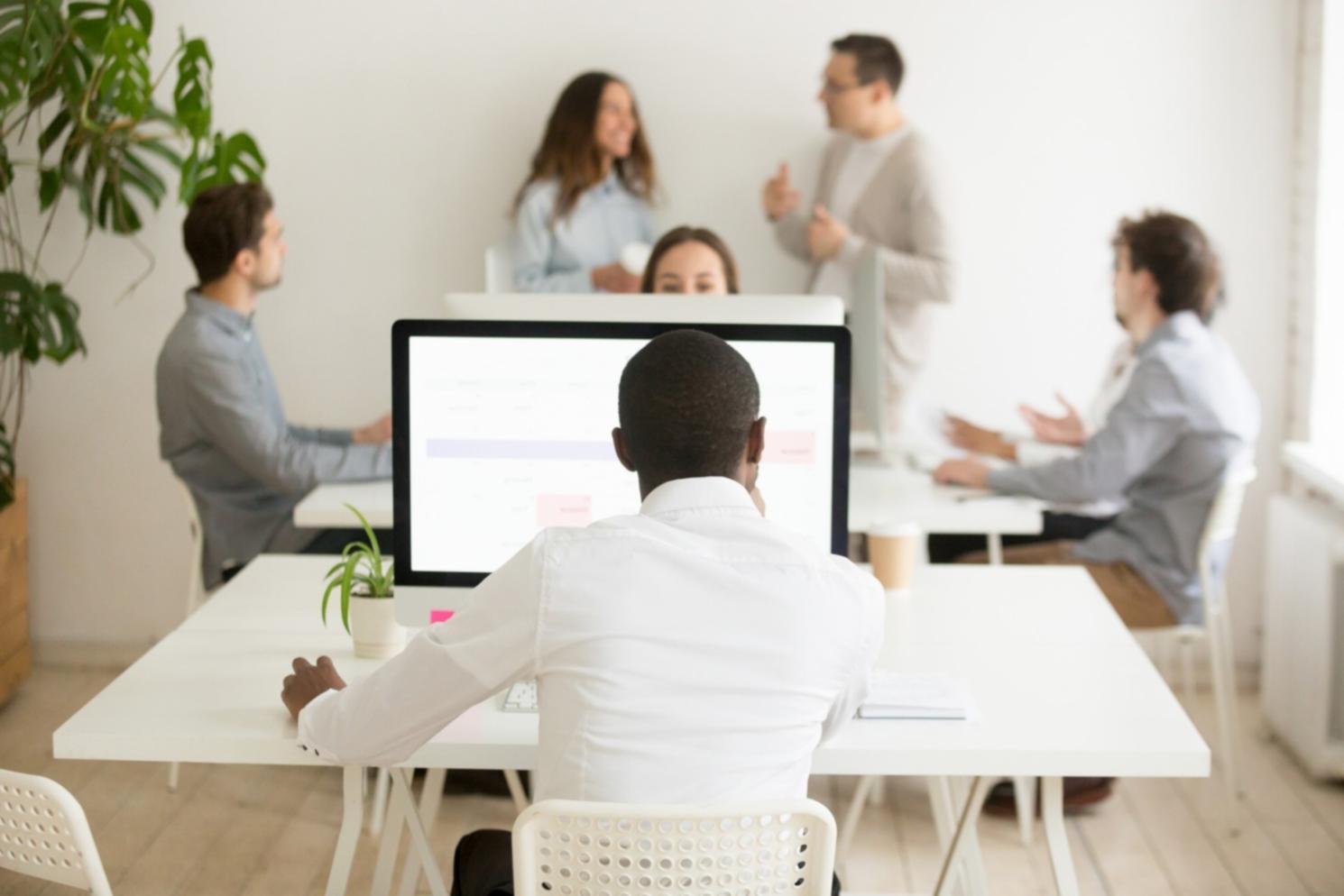 Tecniche avanzate di makeup professionale con strumenti di precisione