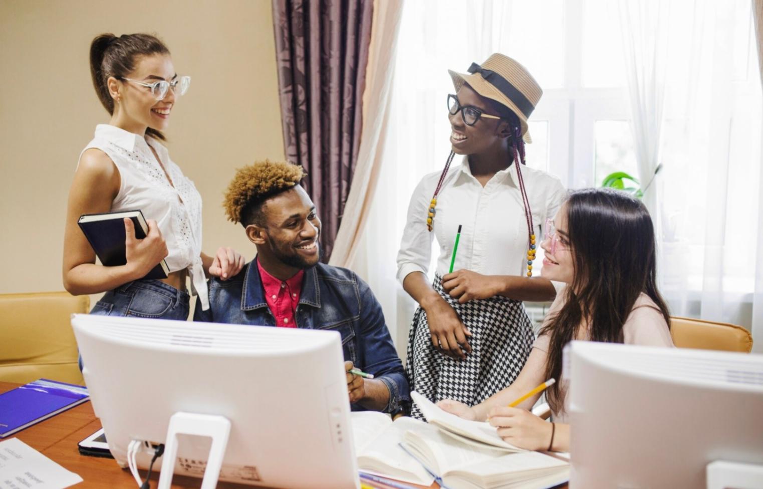 Sessione pratica di trucco avanzato con studenti che applicano tecniche professionali